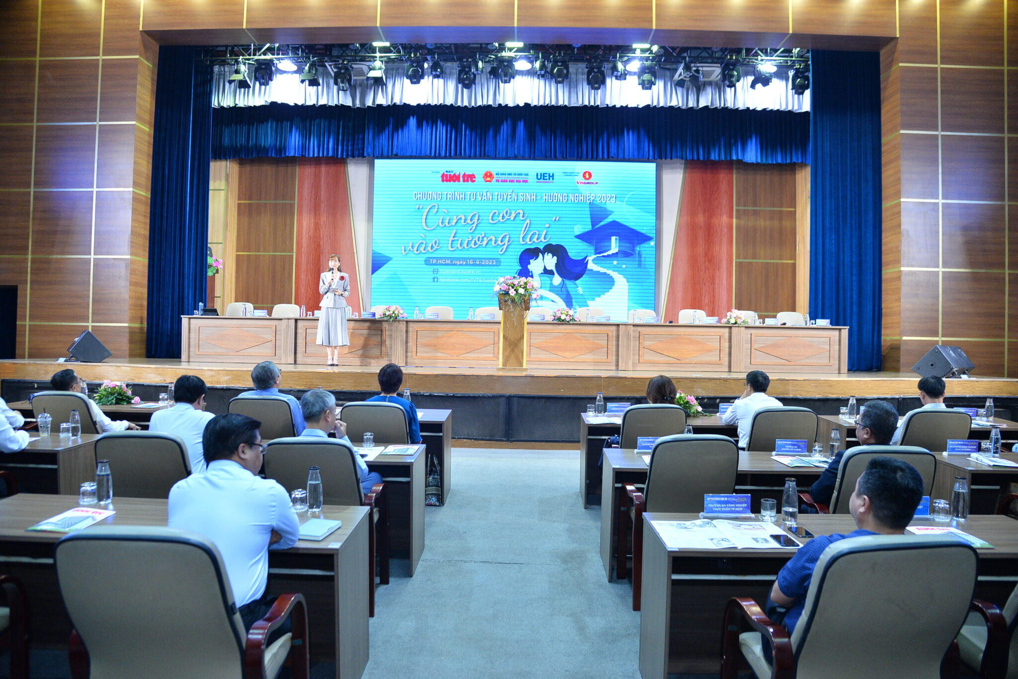 UNIVERSITY RECRUITMENT 2023: Nearly 1500 parents participated in the enrollment and career counseling "Together with their children into the future" at the University of Economics Ho Chi Minh City.
