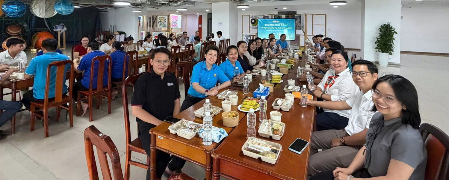 Công đoàn UEH tổ chức “Bữa cơm Công đoàn” và trao quà hỗ trợ đoàn viên công đoàn có hoàn cảnh đặc biệt khó khăn