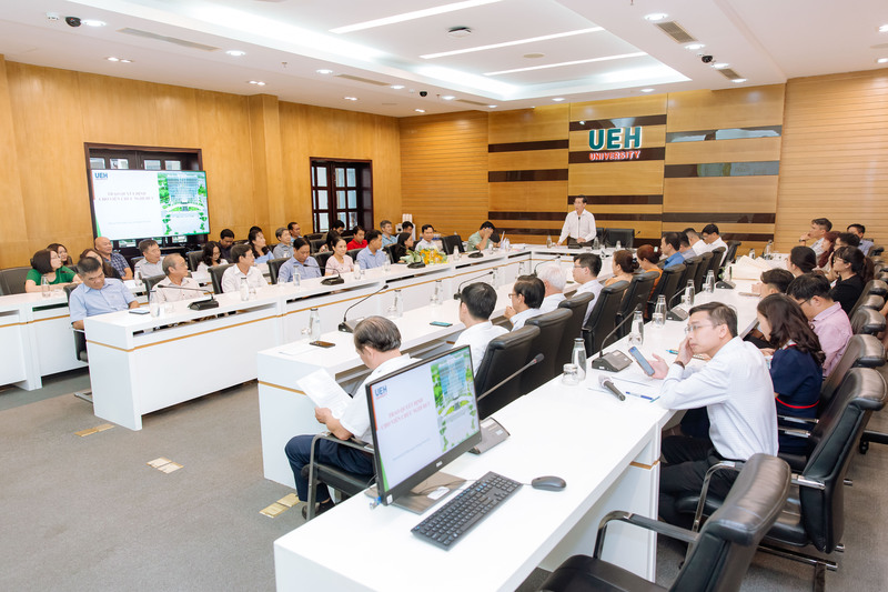 UEH trao Quyết định nghỉ hưu cho viên chức đến tuổi nghỉ hưu